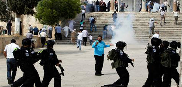 Polisi Israel Kepung Masjid Al-Aqsa Sambil Todongkan Senjata Dan Tangkapi Tokoh Palestina