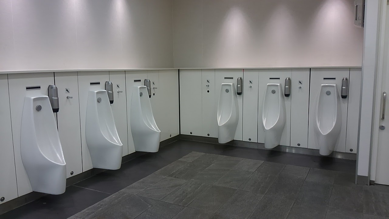 京王線新宿駅の男子トイレ
