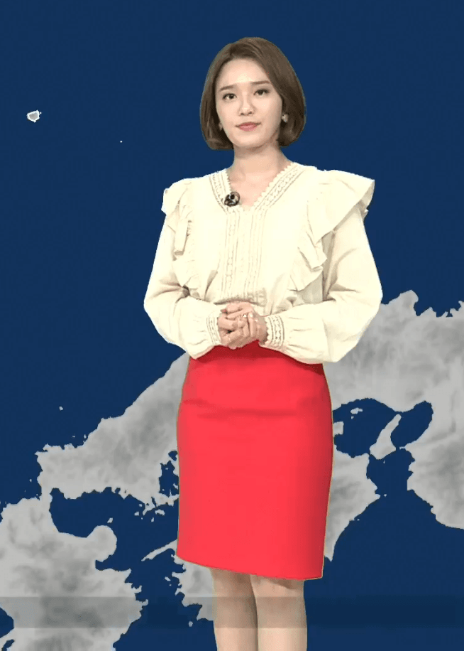 오늘자 빨간 치마 입은 SBS 김수민 기상캐스터.GIF
