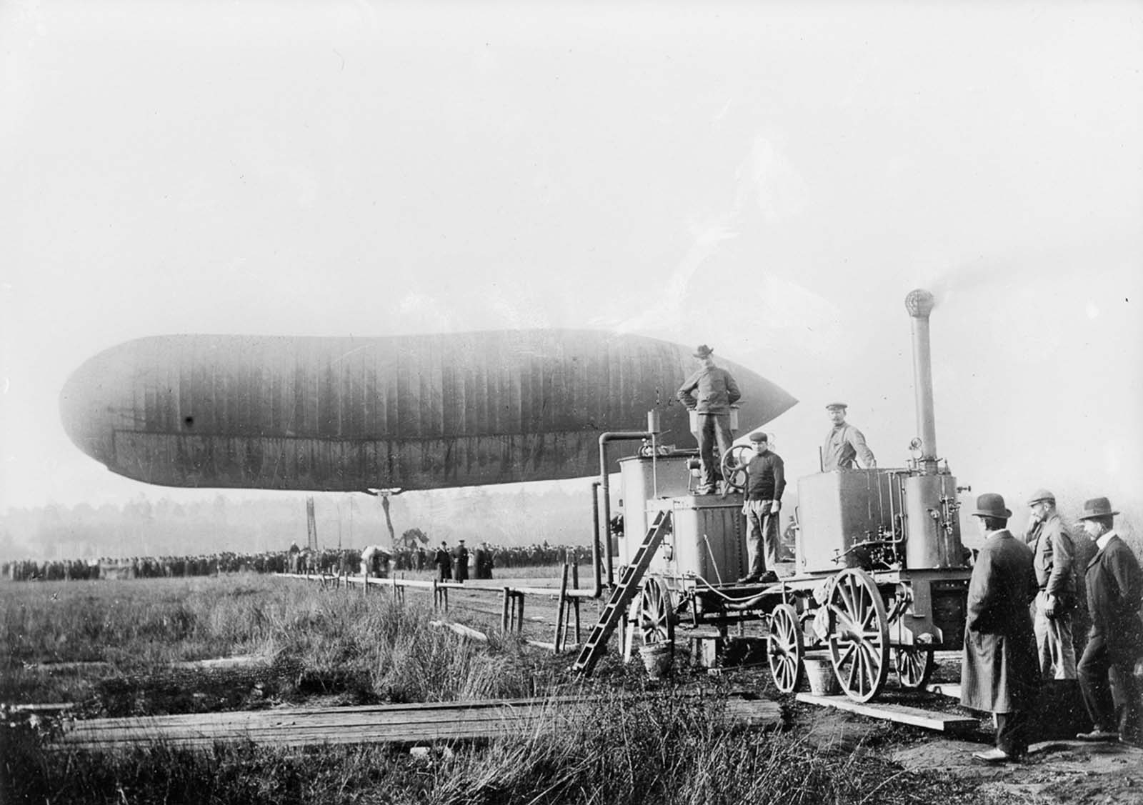 A hidrogént egy megfigyelő ballonba pumpálják, hogy felfújják azt.  1914.
