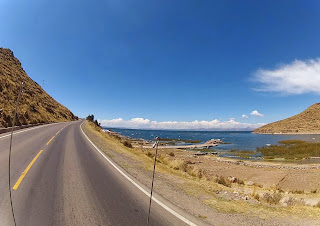 Bela vista do Lago Titicaca em estrada do Peru.