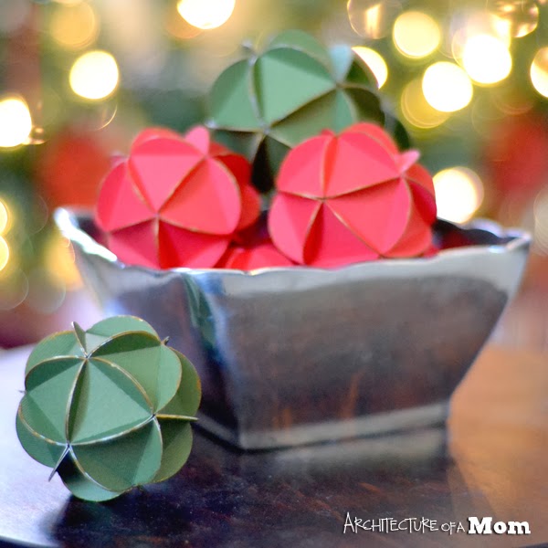Christmas Craft perfect for you Christmas decorating ideas. Make your own decorative gilded balls out of paper. Tutorial. #Christmas #Crafts #Decorating #Ideas