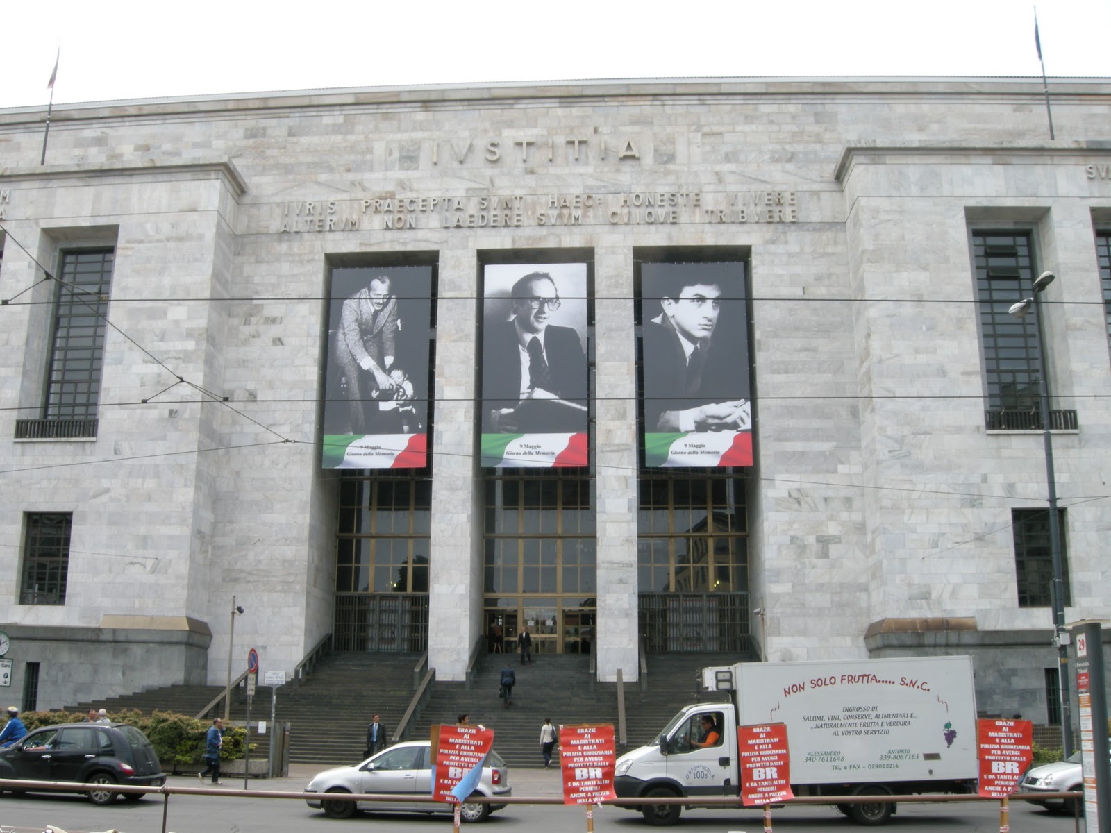 MILANAU. News da Milano, grande città del nord Palazzo di Giustizia, davanti e dietro