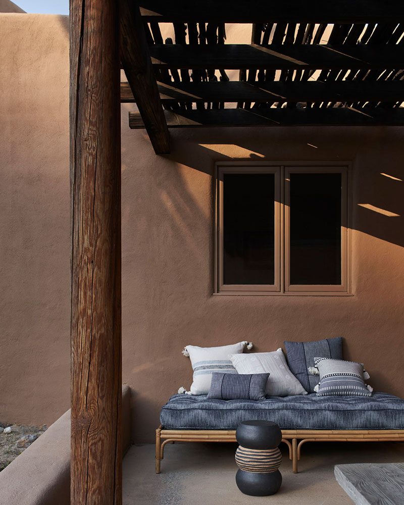    pod-zharkim-solncem-