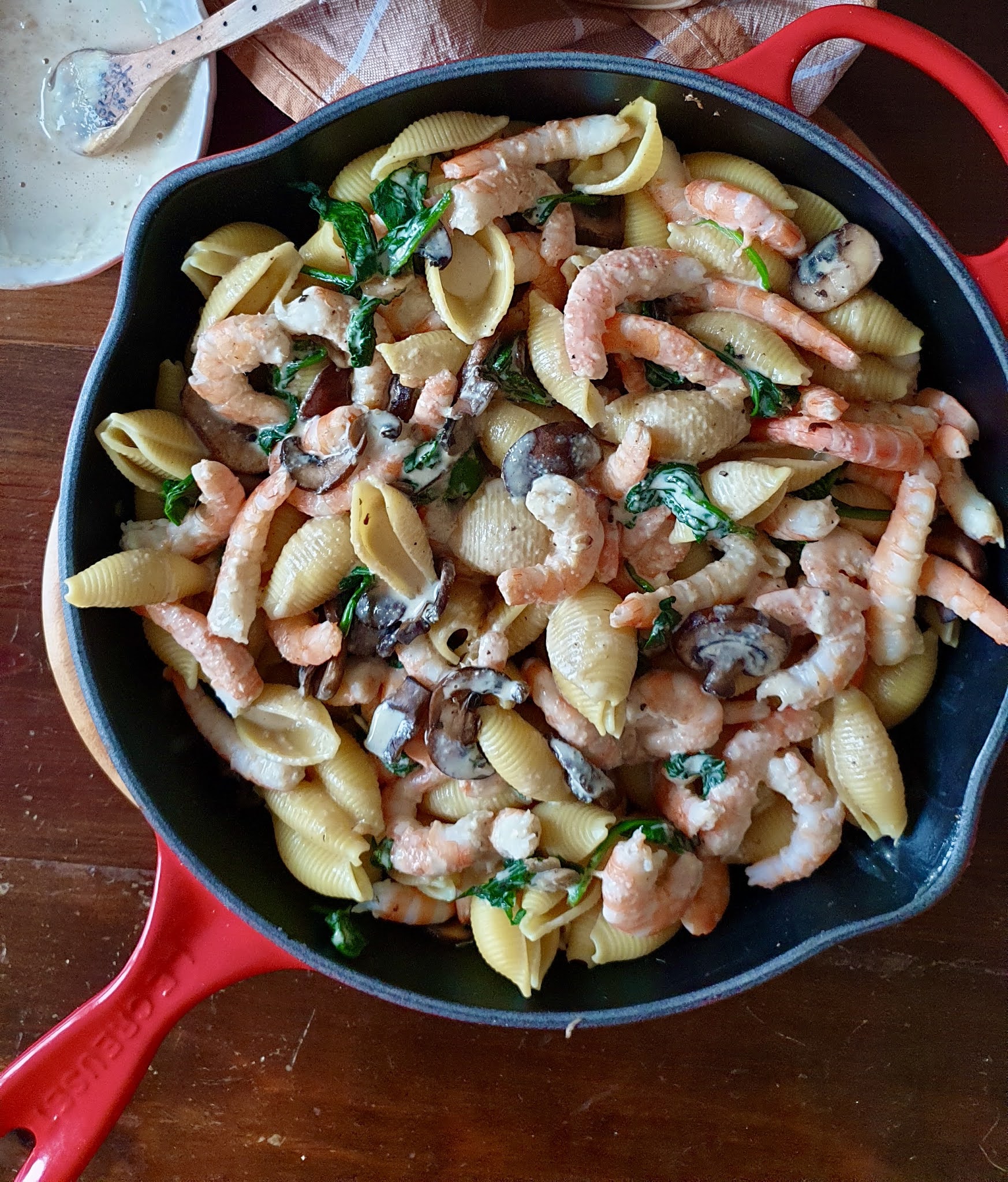 Massa com Camarão, Cogumelos e Espinafres com Molho Cremoso de Caju