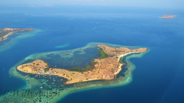 Komodo liegt in der Kette der Kleinen Sundainseln zwischen den größeren Nachbarinseln Sumbawa im Westen und Flores im Osten. Im Süden erstreckt sich die Sumbastraße und die Sawusee mit der Insel Sumba, im Norden die Floressee. Zusammen mit kleineren vorgelagerten Inseln ist Komodo ein Teil des Nationalparks Komodo, zu dem jenseits der Lintah-Meeresstraße die Inseln Padar und Rinca gehören. Bekannt ist der hier beheimatete Komodowaran. Die Gewässer um die Insel sind ein beliebtes Tauchrevier.