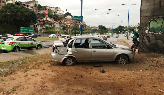 Carro capota e deixa um ferido no Vale de Nazaré, em Salvador