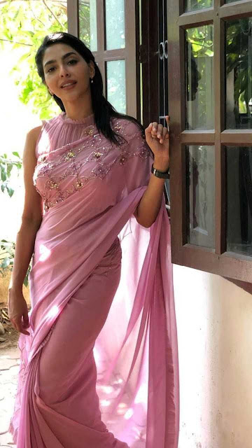Model Aishwarya Lakshmi in Sleeveless Pink Saree 3
