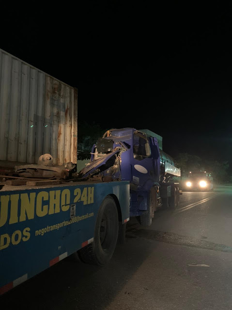 Caminhão Limpa Fossa fica destruído ao bater em container de carreta estacionada no Bairro Novo 10 Caminhão Limpa Fossa fica destruído ao bater em container de carreta estacionada no Bairro Novo