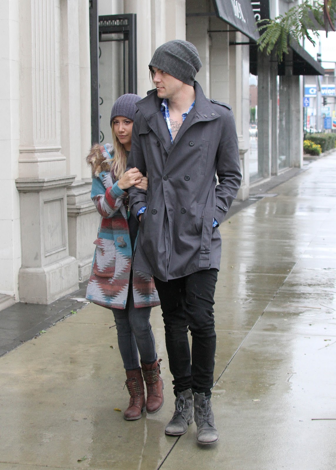 Ashley comprando algunos muebles en Hollywood ~ Ashley Tisdale