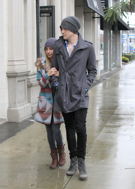 Ashley comprando algunos muebles en Hollywood ~ Ashley Tisdale