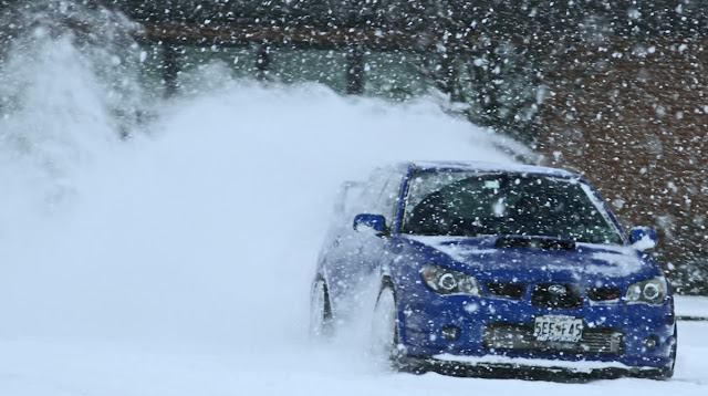 Subaru Impreza WRX GD, szaleństwo na śniegu, upalanie, boxer, napęd na cztery koła, znany samochód, cenione auto, kultowy model, sportowy samochód z japonii, jdm, niebieska, blue
