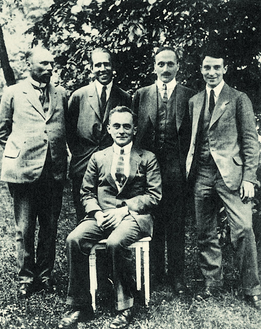 Во время Боровского фестиваля в Гёттингене в 1922 году:  М. Борн (сидит), стоят слева направо: В. Озеен, Н. Бор, Дж. Франк, О. Кляйн