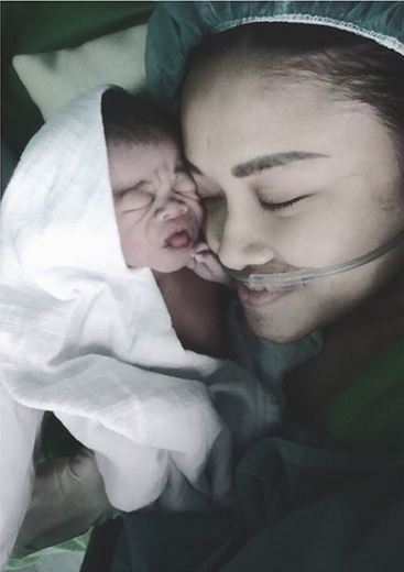 Sungguh Tega, Baru Lahirkan Anak Kedua, Dede Dinyinyir Netizen Perihal Wajah Anaknya. Sungguh Tega, Baru Lahirkan Anak Kedua, Dede Dinyinyir Netizen Perihal Wajah Anaknya.