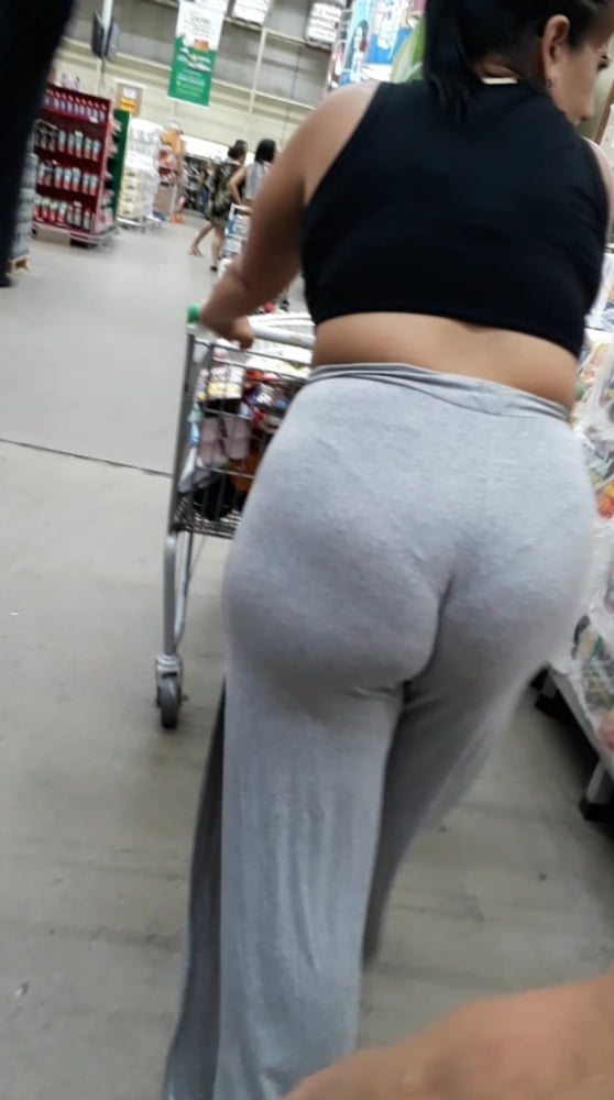 Señora con muchas curvas en pantalones de yoga cachetero marcado 