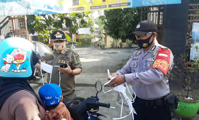 Bhabinkamtibmas Polsek Banjaran Membagikan Masker Kepada Masyarakat di Wilayah Kecamatan Cangkuang
