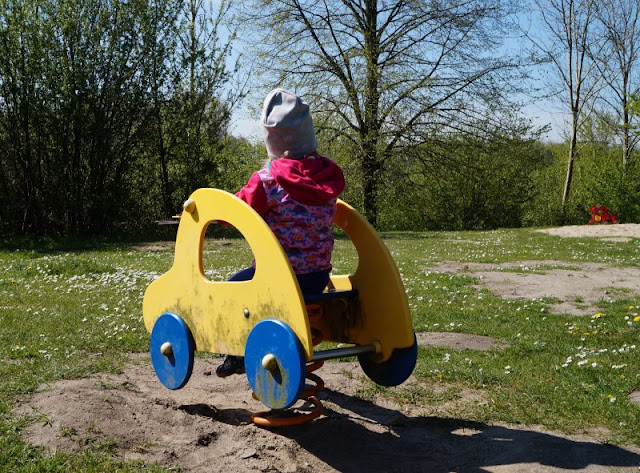 Vom Spielen, Schiffe gucken, Picknicken und Fähre fahren am Nord-Ostsee-Kanal. Spielplatz Sehestedt Blick auf den Kanal Spielgeräte Toilette Frachter Schaukel Wippe, Sandkasten, Imbiss