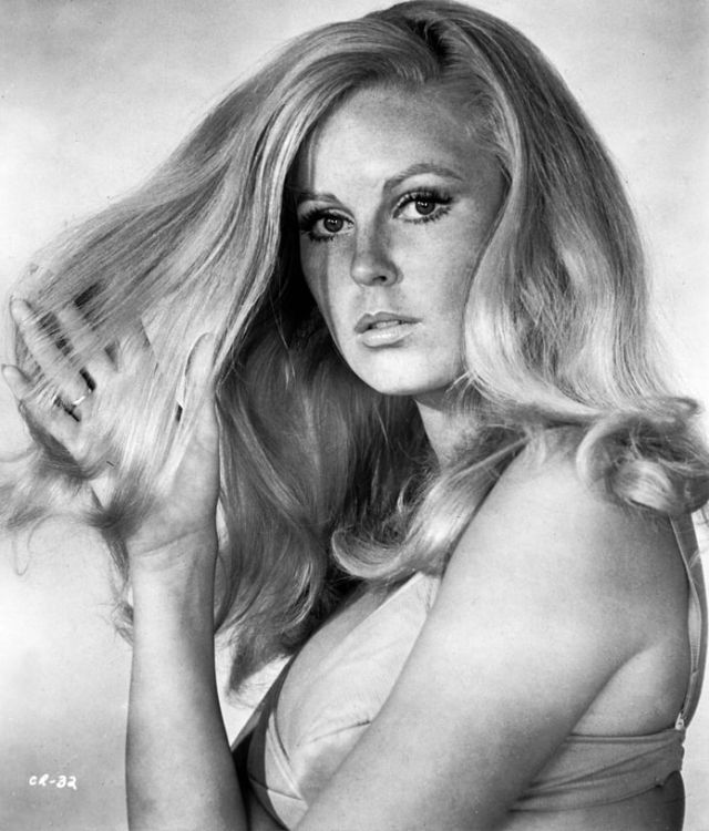 Veronica Carlson  nackt