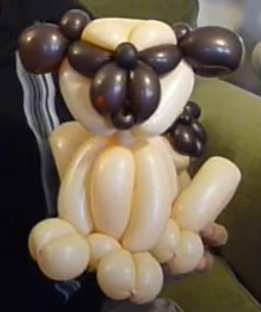 Hundefigur, Mops aus Luftballons modelliert.