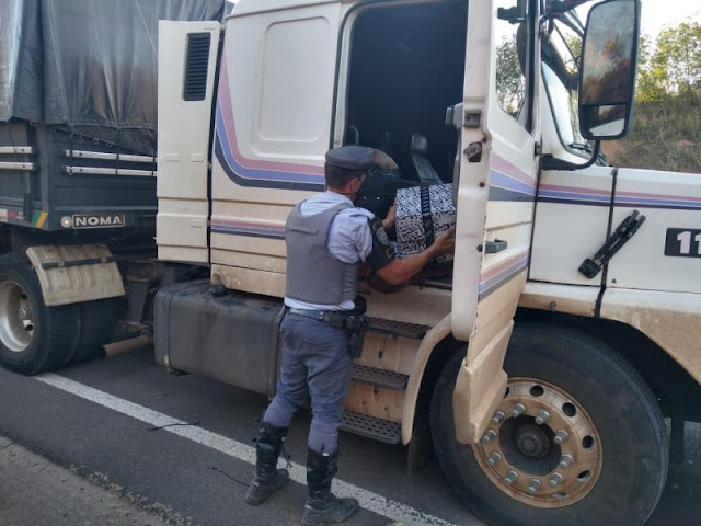 Polícia Rodoviária apreende 1,3 mil essências e baterias para celular Polícia Rodoviária apreende 1,3 mil essências e baterias para celular
