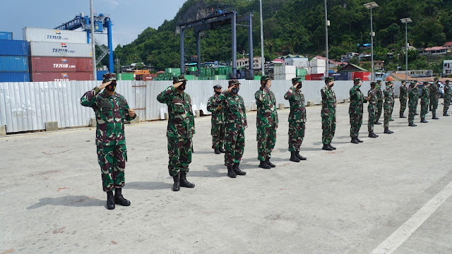 Yeheskiel Katiandagho Sambut Kedatangan KRI Teluk Bintuni-520, Pembawa 500 Prajurit Yonif 432.lelemuku.com.1.jpg Yeheskiel Katiandagho Sambut Kedatangan KRI Teluk Bintuni-520, Pembawa 500 Prajurit Yonif 432.lelemuku.com.1.jpg