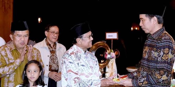 Ulang Tahun ke-80, BJ.Habibie Beri Potongan Tumpeng Yang Pertama ke Jokowi ulang tahun ke 80 habibie beri potongan tumpeng pertama ke jokowi