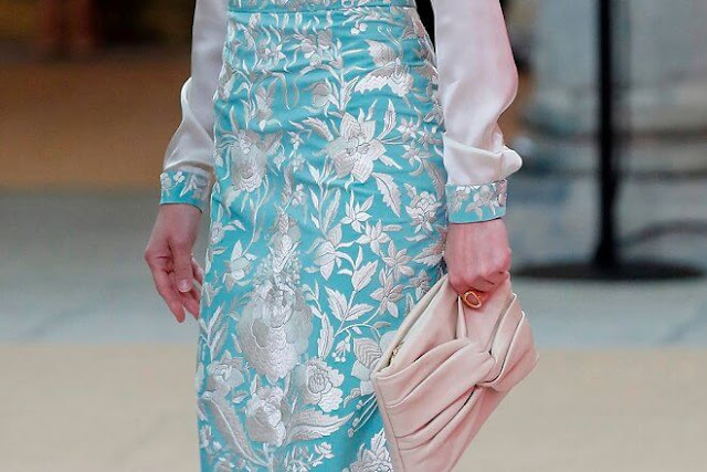AGENDA DE SM. REYES FELIPE y LETIZIA:(Continúa Aquí) - Página 97 Queen-letizia-in-juan-duyos-silk-blouse-and-floral-skirt-3
