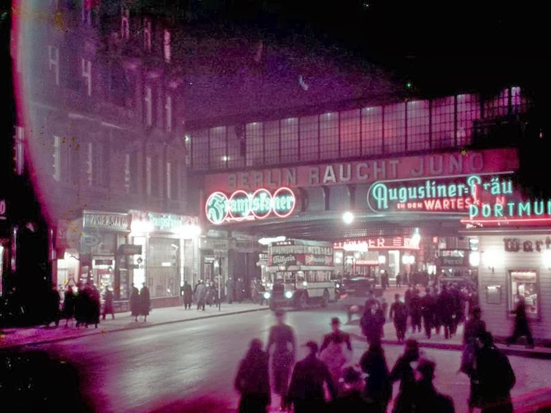 Rare Color Photographs That Capture Street Scenes of Rare Color Photographs That Capture Street Scenes of