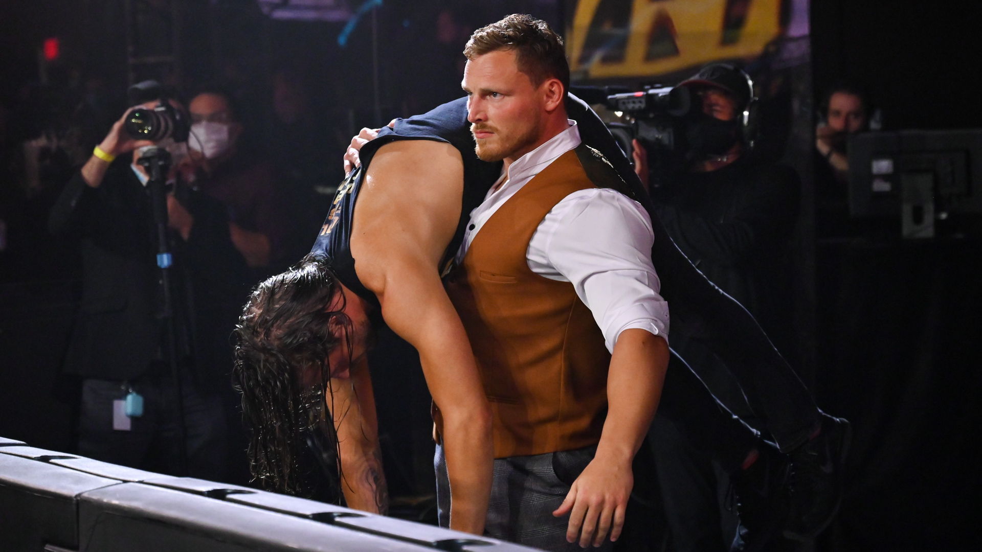 Ataque brutal a Adam Cole marca o evento principal do NXT TakeOver: 31