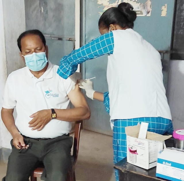 आजादनगर थाना शांति समिति के सचिव एवं सदस्यों ने लगवाया कोरोना वैक्सीन का दूसरा डोज। 4 THE NEWS FRAME