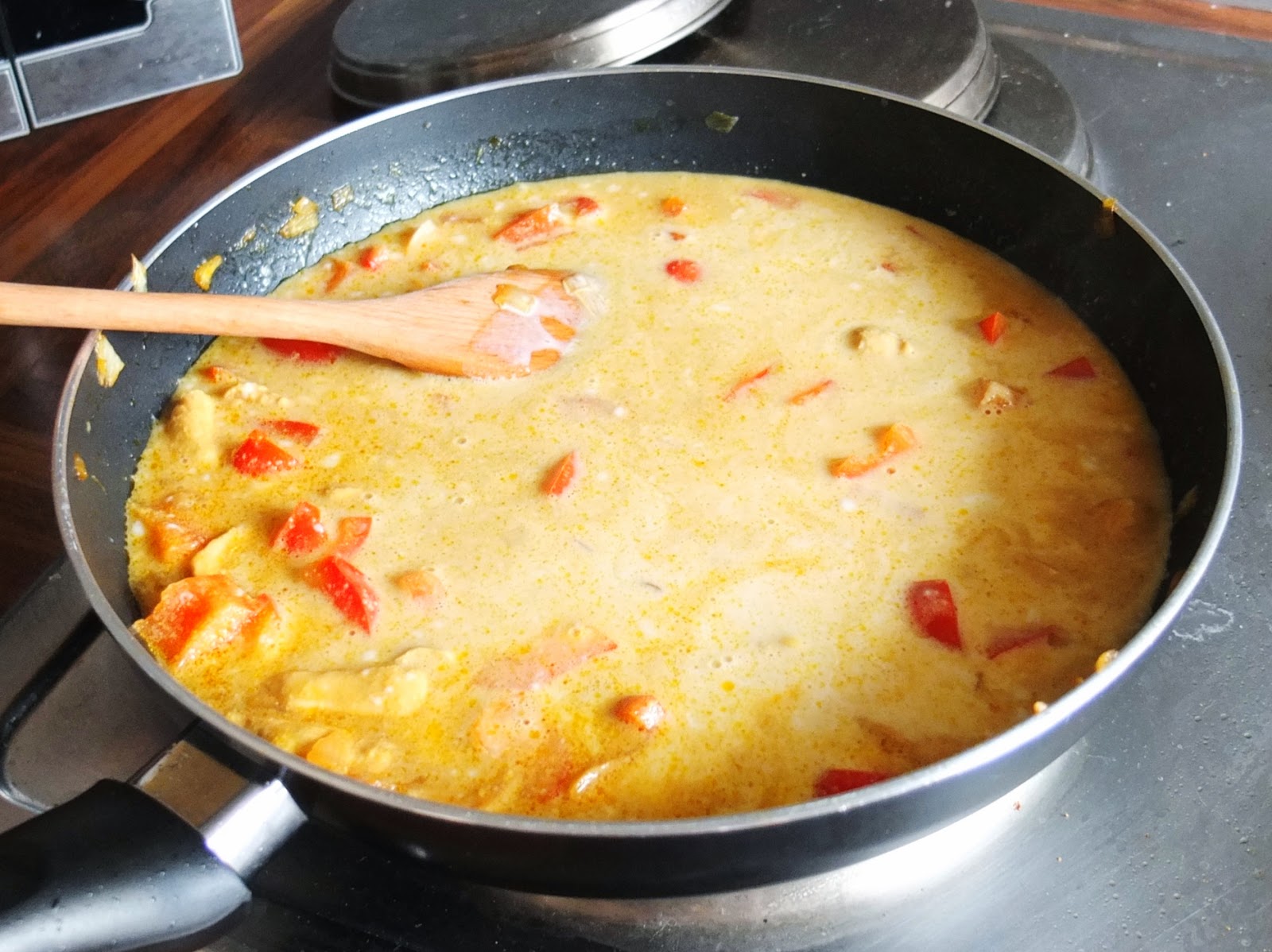 Hähnchen-Curry-Geschnetzeltes mit Paprika und Reis