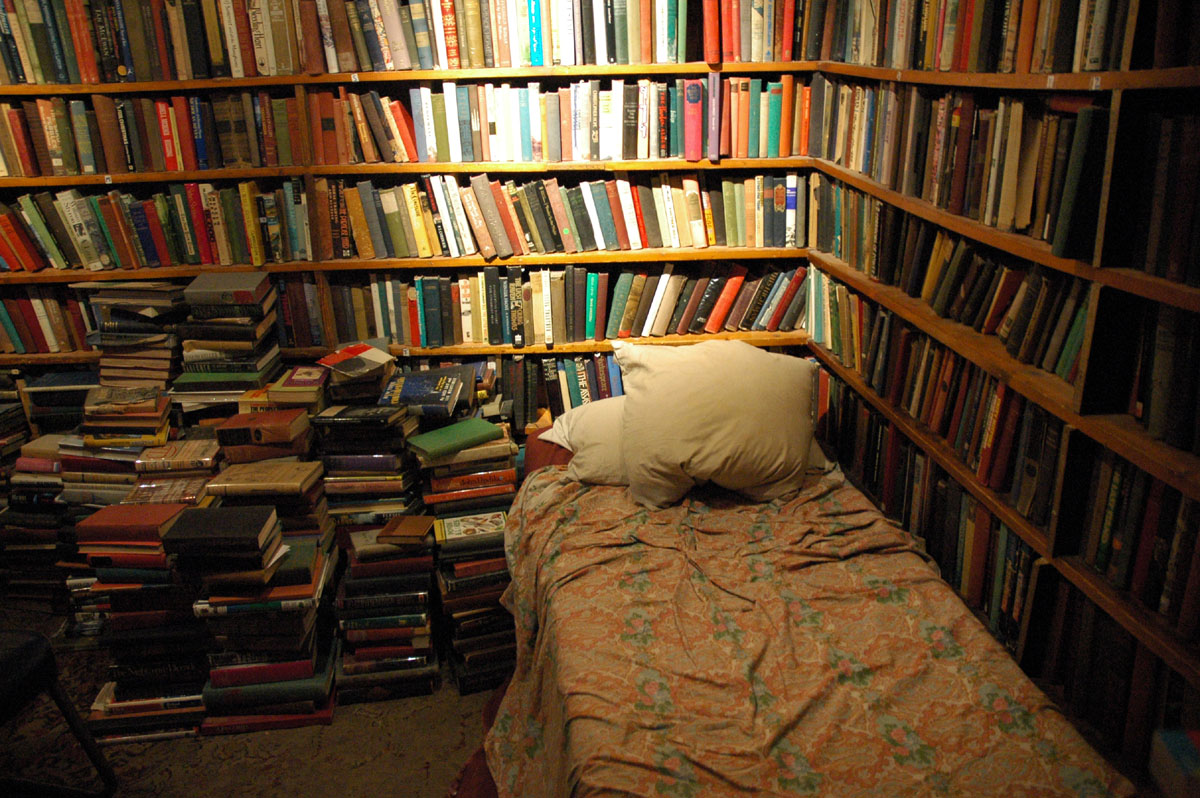 История домашних библиотек. Полки для книг. Стеллажи для книг в библиотеку. Много книг. Комната с книгами.