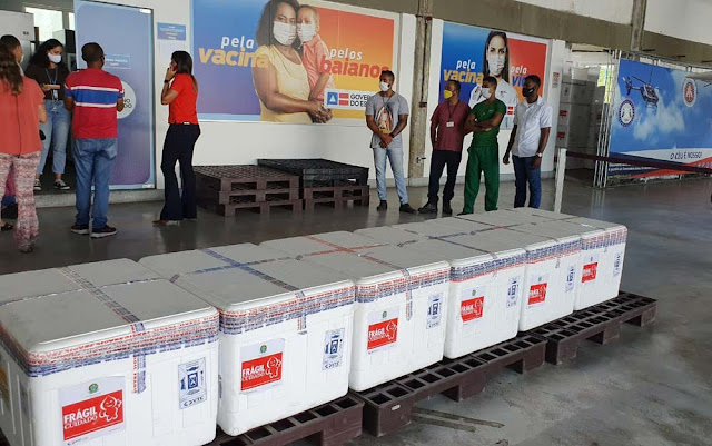 Avião com quase 130 mil doses da vacina de Oxford chega à Bahia
