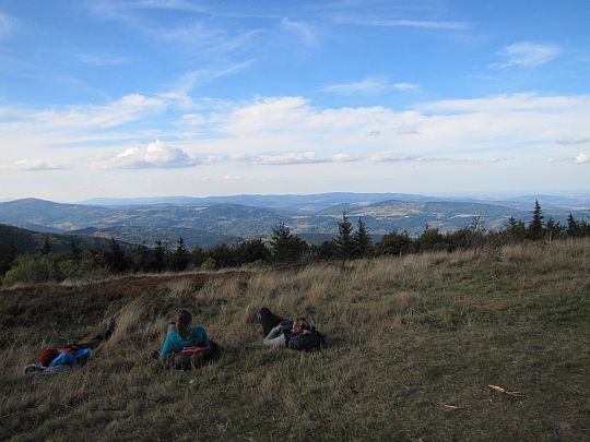 Panorama z Kociej Łapy na Pasmo Jałowieckie i Beskid Mały (zamyka horyzont).