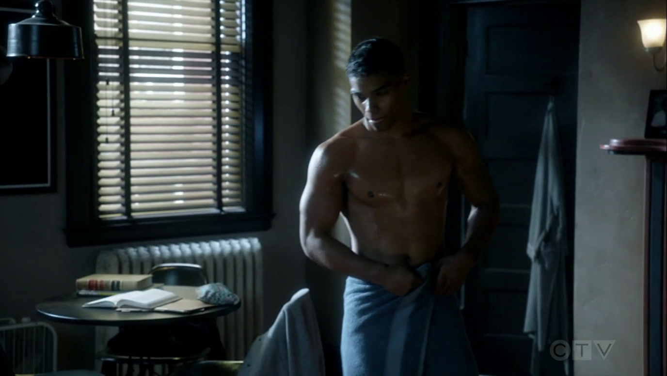 Rome Flynn shirtless in How To Get Away With Murder, Season 6, Ep 6.
