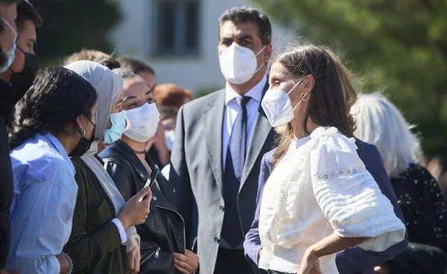 Queen Letizia wore a new white blouse from Uterqüe. Hugo Boss trousers. Isabel Abdo shoes suede black pumps