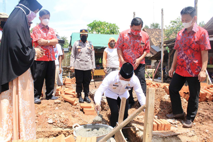 Walikota Metro Meletakan Batu Pertama Bedah Rumah ke-18