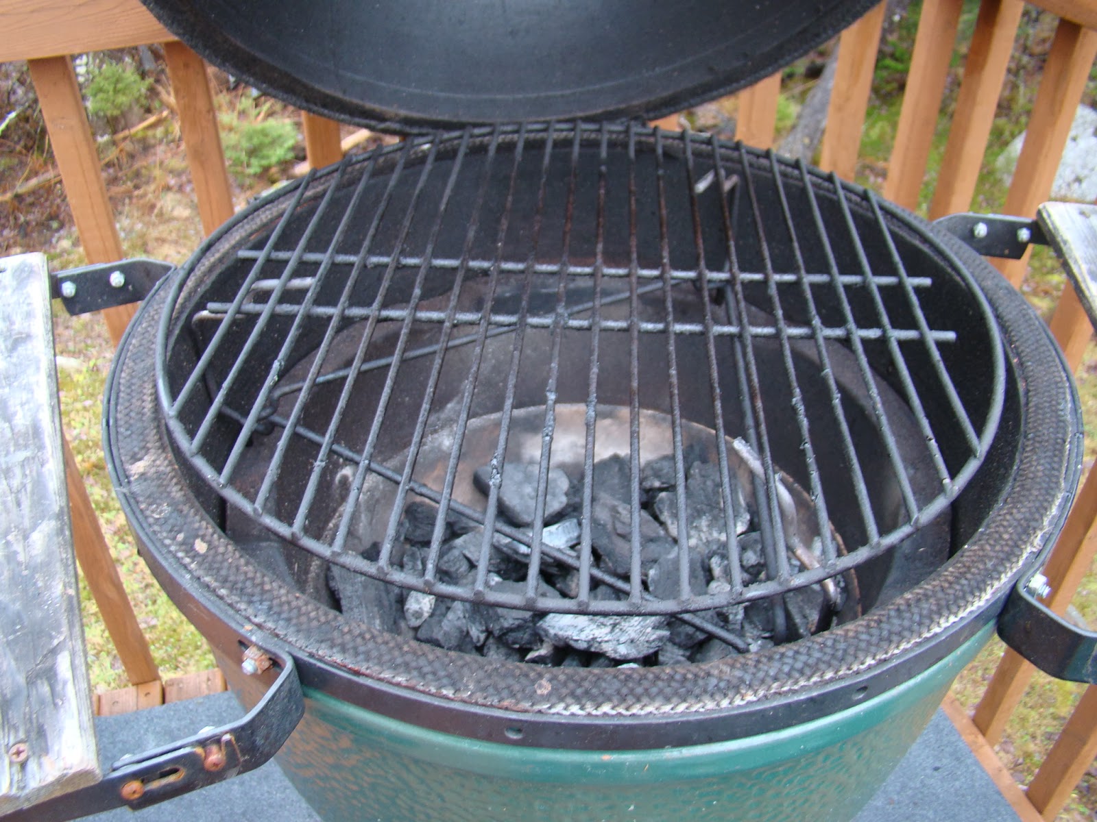 HRM CREATIVE BBQ Kamado Joe heat deflector vs Big Green Egg Plate setter.