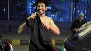 kartik aaryan kartik aaryan borrowed t shirt and changed on the road