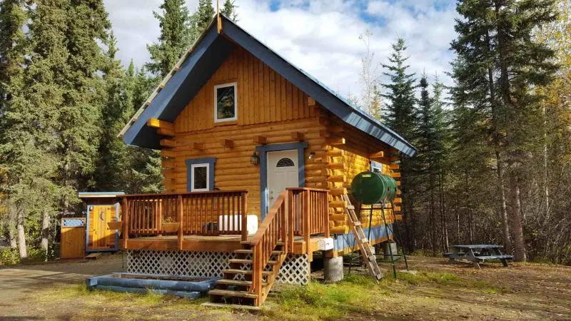 small-log-cabin-in-alaska