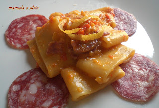 calamarata al sugo di peperoni e stracciatella, con pompelmo e salame nostrano