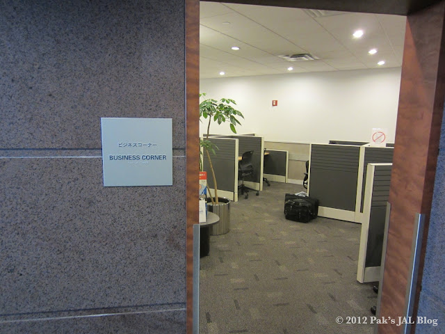 Business Corner at the JAL JFK Lounge