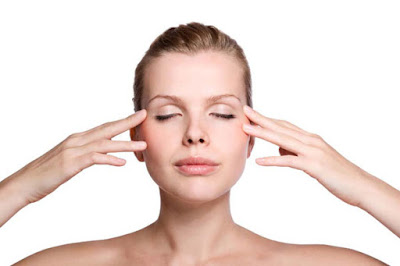 Bạn đã biết cách massage vùng da quanh mắt đúng cách