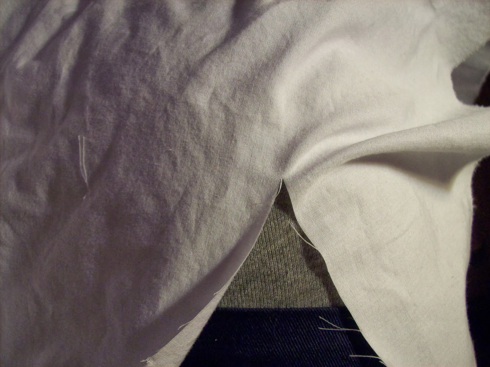 Inserting gussets on a chemise