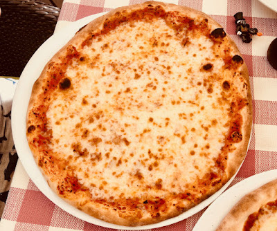 pizza margherita, restauracja Pálffy Itália, Győr, Węgry