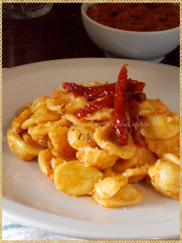 Orecchiette con pesto ai pomodori secchi, mandorle e zafferano