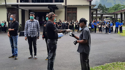 Wenny Lumentut Bagikan 6.000 Masker di Kota Tomohon