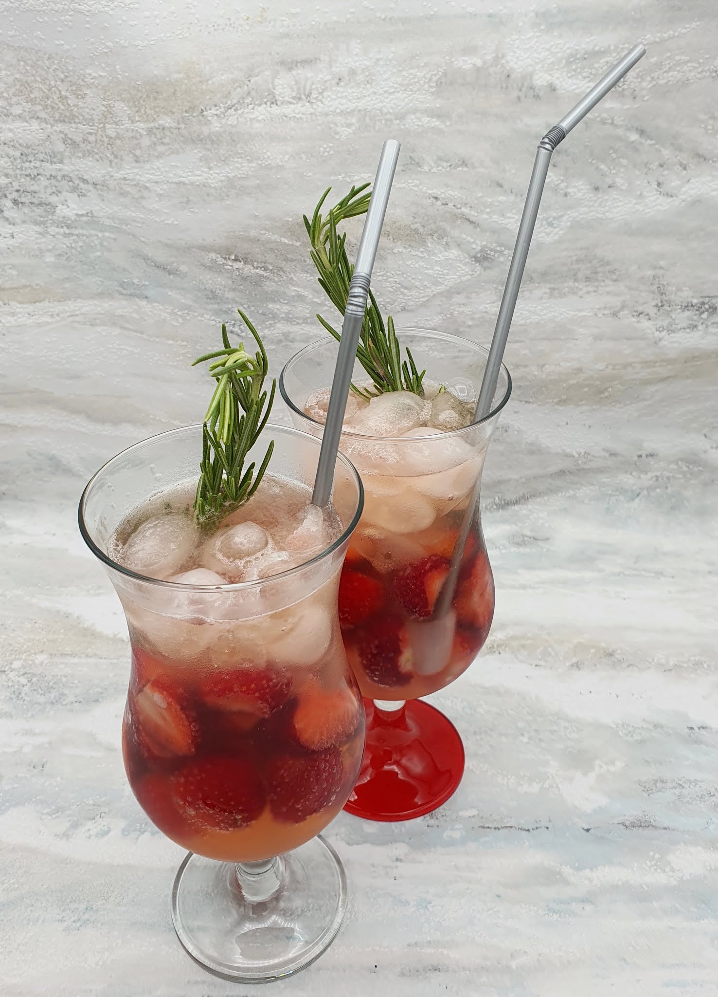 Wessels low carb Welt: Erdbeer-Rosmarin Cocktail mit Gin