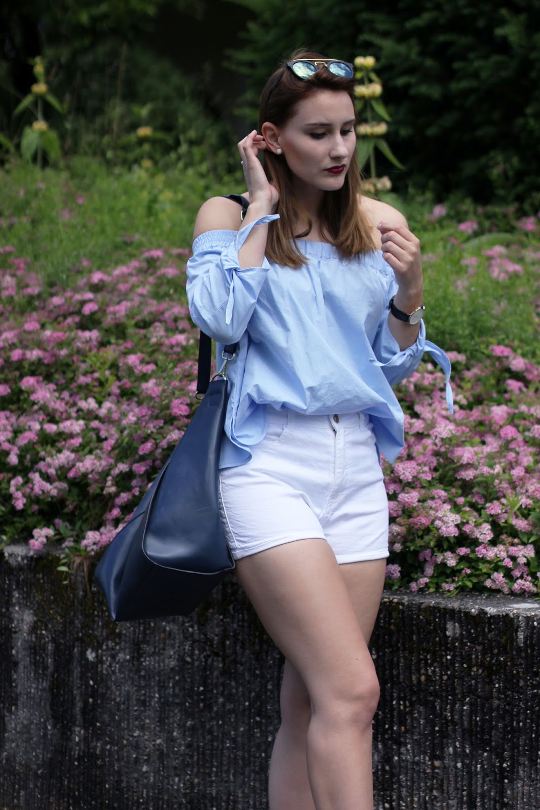 Outfit: Blaues Off-Shoulder Top und weiße Shorts