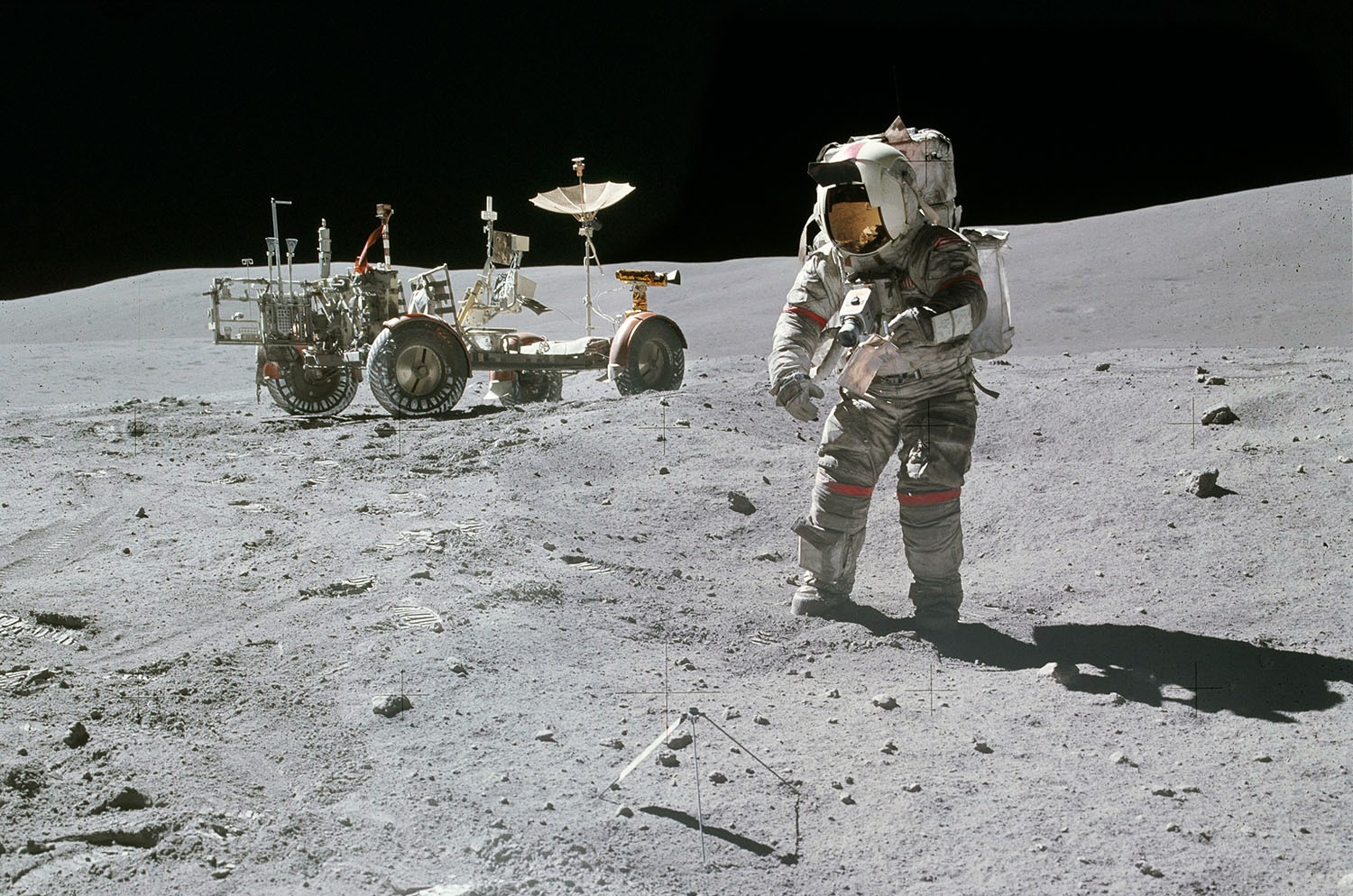 Аполло́н-16 Лунный ровер Астронавт работает